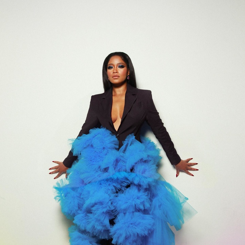 الأزياء الكلاسيكية تكمل أناقة كيكي بالمر في المناسبات الاستثنائية ولمساتها العصرية تزيدها بريقًا وجمالًا