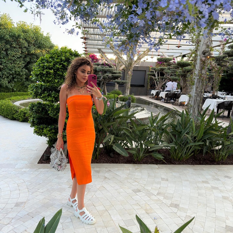 إطلالات سمر دادكر أصبحت أكثر انطلاقًا وحيوية بعد زواجها من النجم التركي أزوجان دينيز..جولة داخل خزانتها 