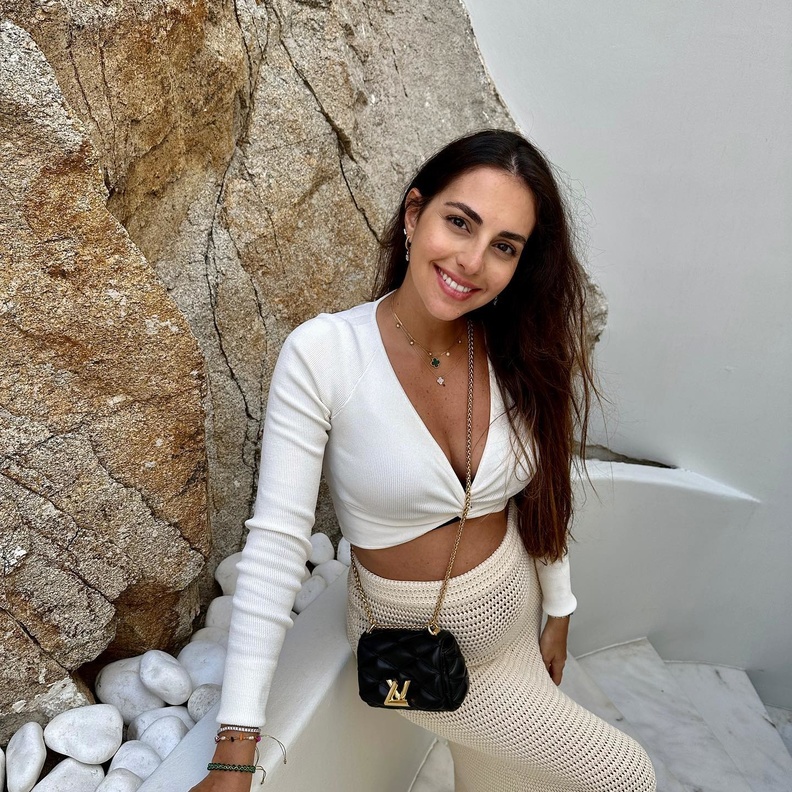 لا تهملي أناقتك أثناء الحمل واختاري إطلالاتك بأسلوب فاليري أبو شقرا 