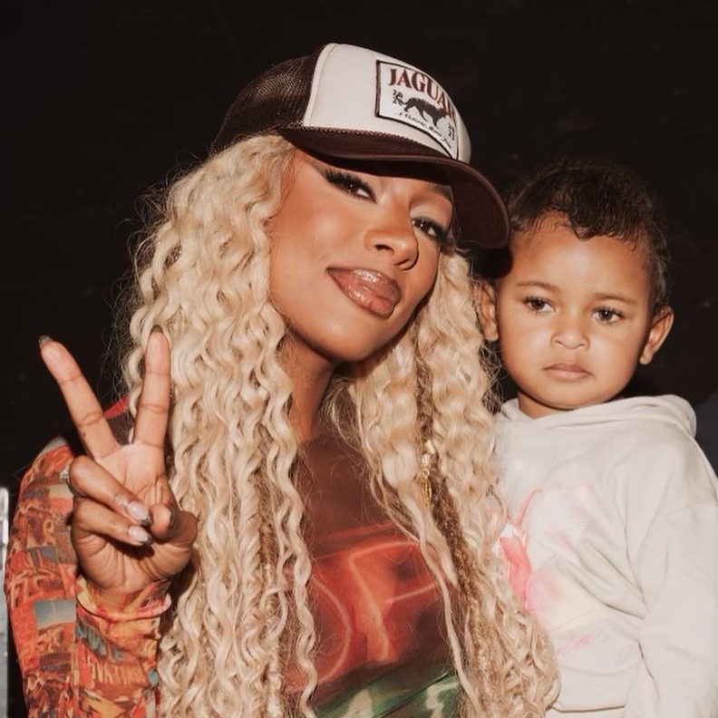 فيكتوريا مونيه وابنتها