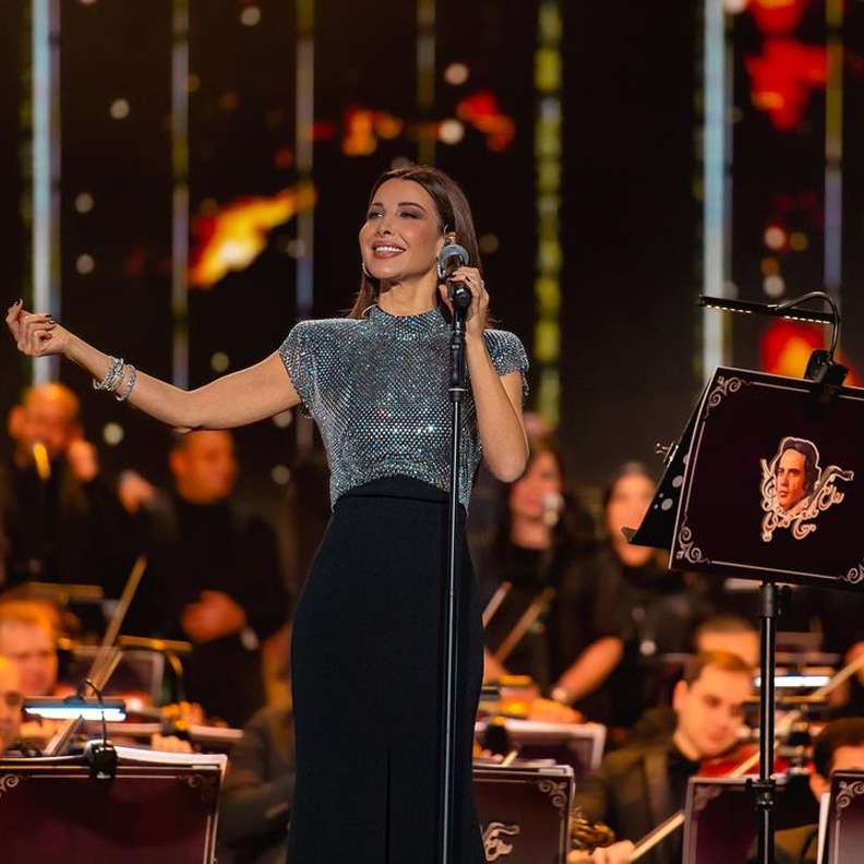 نجمات حفل "روائع بليغ حمدي" يتألقن بفساتين سهرة فخمة بالألوان الحيادية