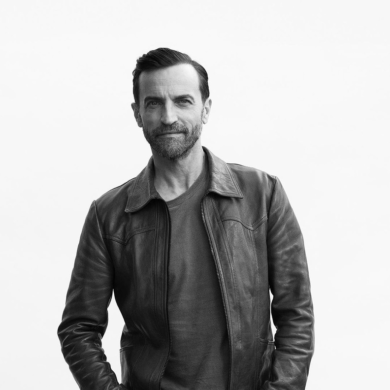 Nicolas Ghesquière يواصل كتابة قصة لويس فويتون... الدار الفرنسية تجدد عقده وتشيد بإبداعه
