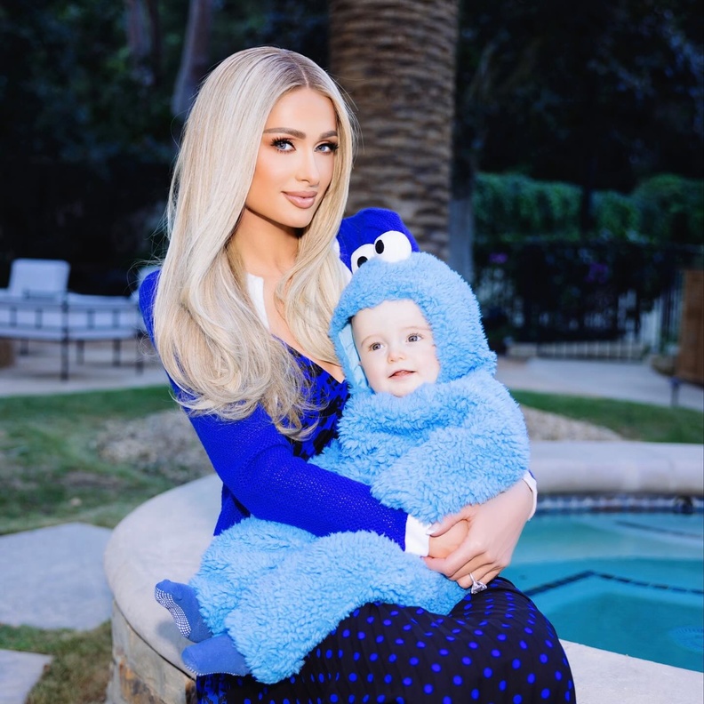 باريس هيلتون ترزق بطفلتها الثانية دون اختبار متاعب الحمل.. فما سر هوس النجمات بـ"الأم البديلة"؟!