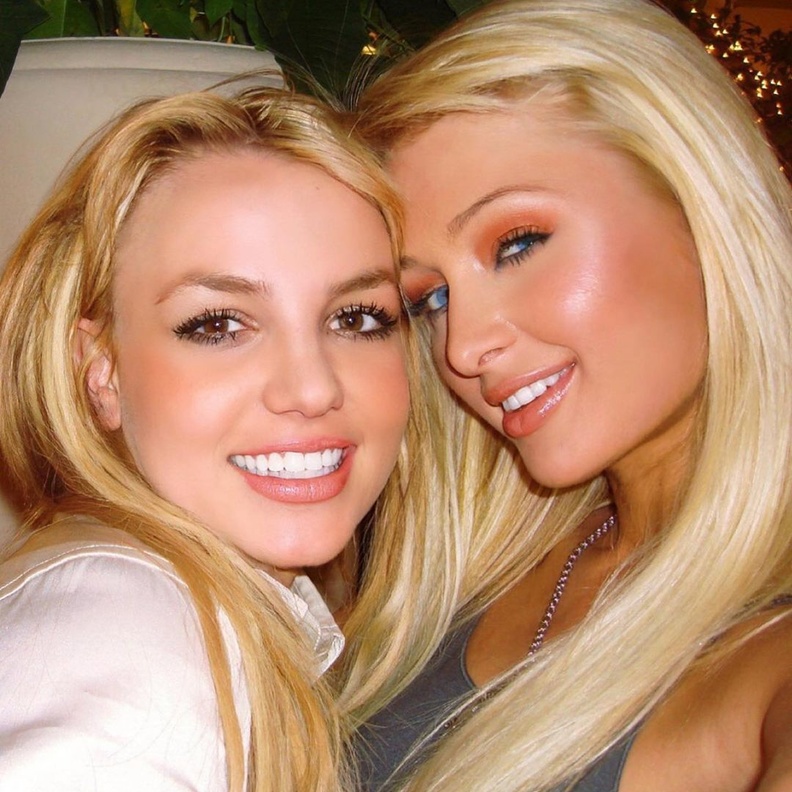 باريس هيلتون وبريتيني سبيرز بصور نادرة قبل 17 عاماً ..كيف تغير شكلهما مع السنوات؟