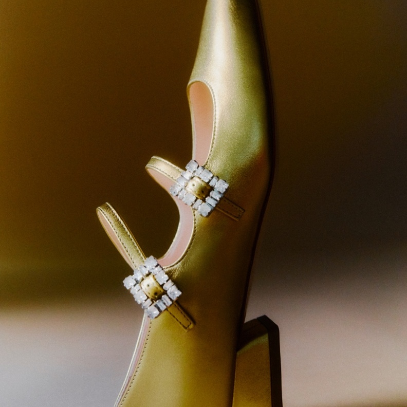 إستمتعي بالألوان مع الأحذية المُبهرة من مجموعة Roger Vivier x Mytheresa الحصرية