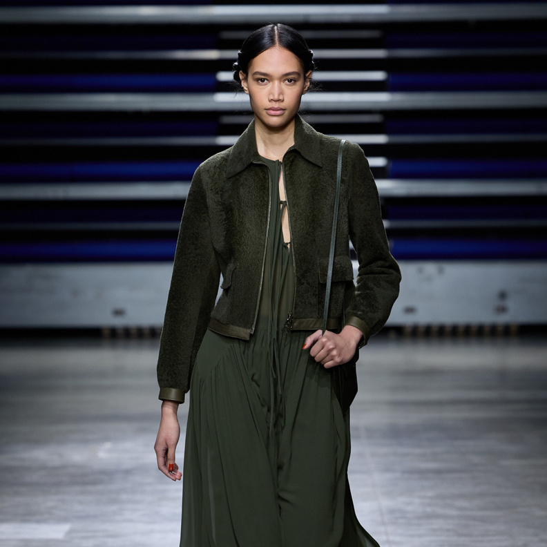 جاكيتات زيتية متجددة لإطلالة أنثوية ومبتكرة