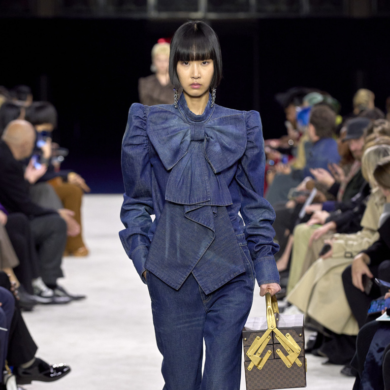 الجينز على الجينز موضة ديناميكية تظهر بقوة في موسم شتاء 2024