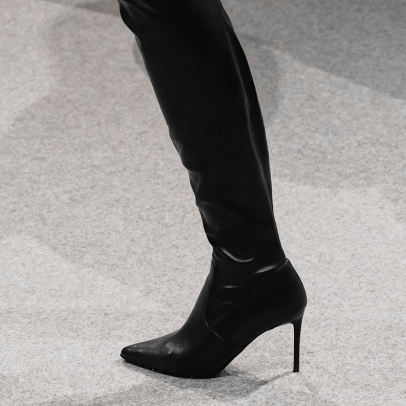 حذاء لافت بمقدمة مروصة من Blanc