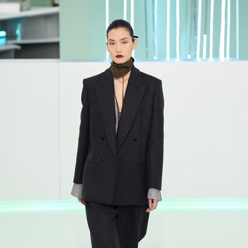 البدلات الرسمية في شتاء 2024 تعبير عن الثقة والجاذبية المطلقة 