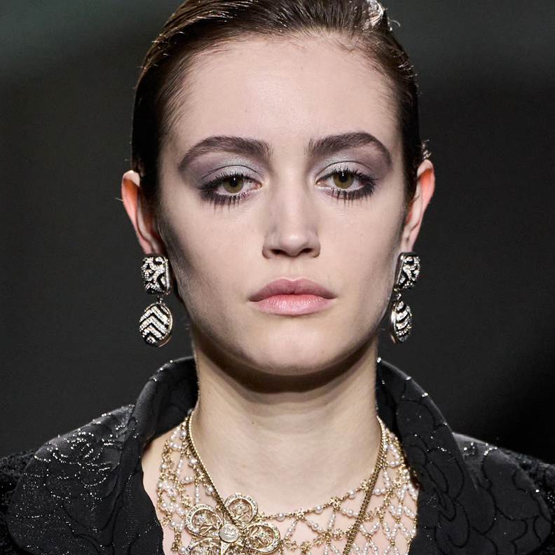 الرموش البارزة موضة الموسم