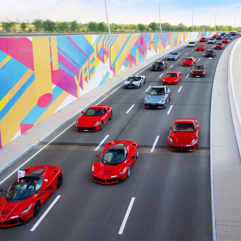 موكب سيارات يضم أكثر من 200 سيارة من دبي إلى أبوظبي