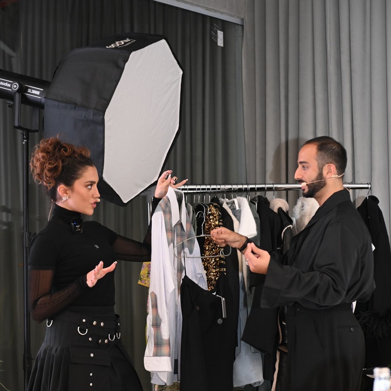 شاهدوا ستيفاني عطالله تتألق بصيحة التنورة مع البنطلون في مؤتمر "هي هب" وهذه تفاصيل إطلالتها