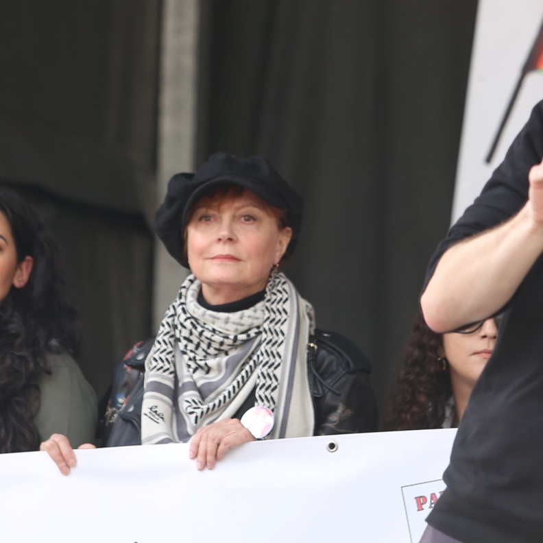 بالكوفية الفلسطينية والمشاركة بالتظاهرات والدعوة لمشاهدة أفلام تدعم القضية.. سوزان سارندون النجمة العالمية الأكثر مساندة لأهل غزة