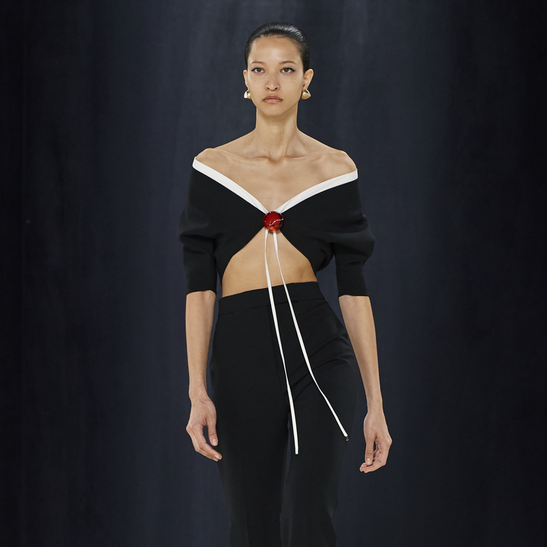 الأزياء الاوف شولدرز هي الموضة الأكثر جاذبية وأنوثة على الإطلاق