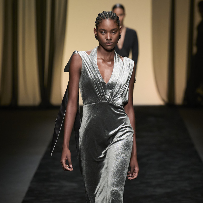 سحر الفساتين المخملية يسيطر على منصات عروض خريف 2023