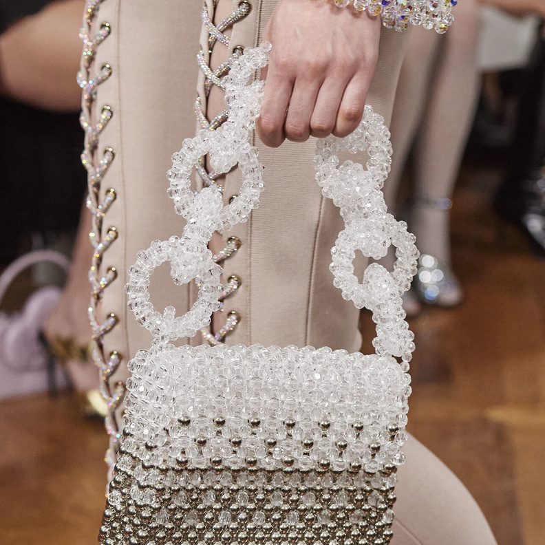 موضة حقائب اليد العصرية مع السلاسل العريضة