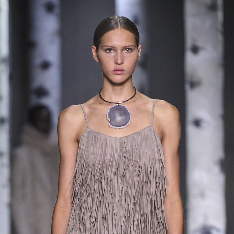 4 إطلالات مختلفة لارتداء القلادة المناسبة لتكوني أكثر جاذبية وجمالاً 