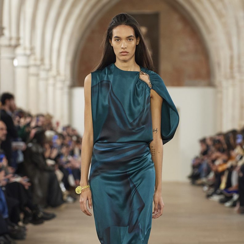 موضة اللون الأزرق البترولي تسيطر على إطلالاتك اليومية