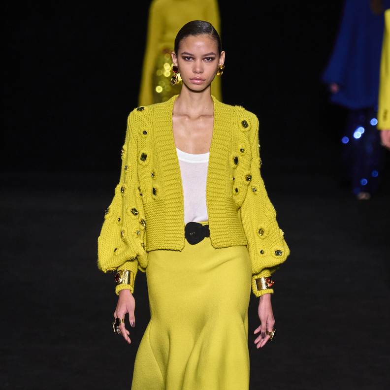 الكنزات الصوفية العصرية تمنحك أناقة استثنائية في الشتاء