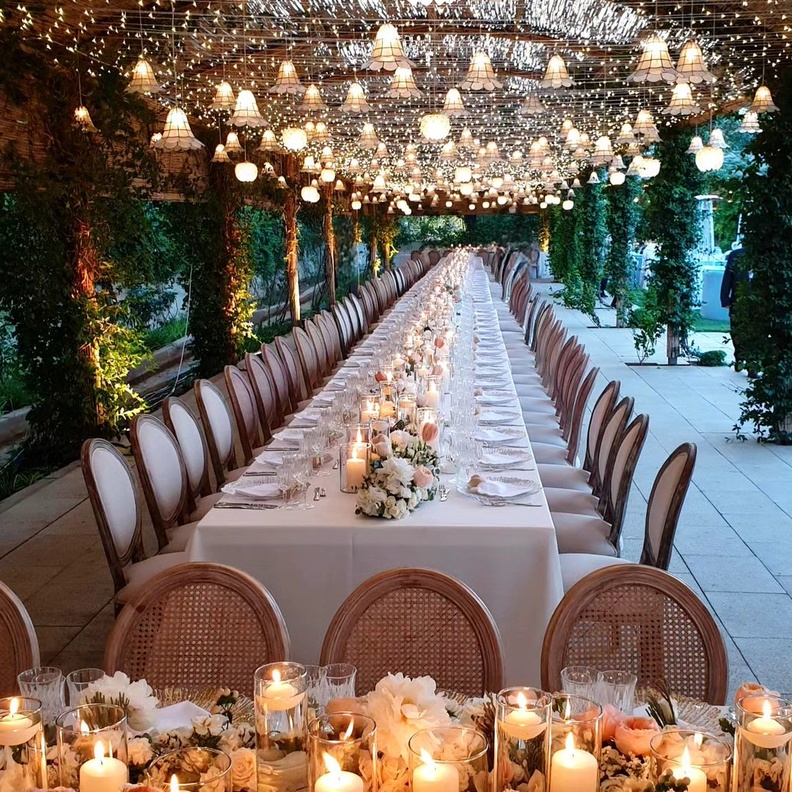 أجمل التصاميم الناعمة لزينة الطاولات في حفلات الزفاف