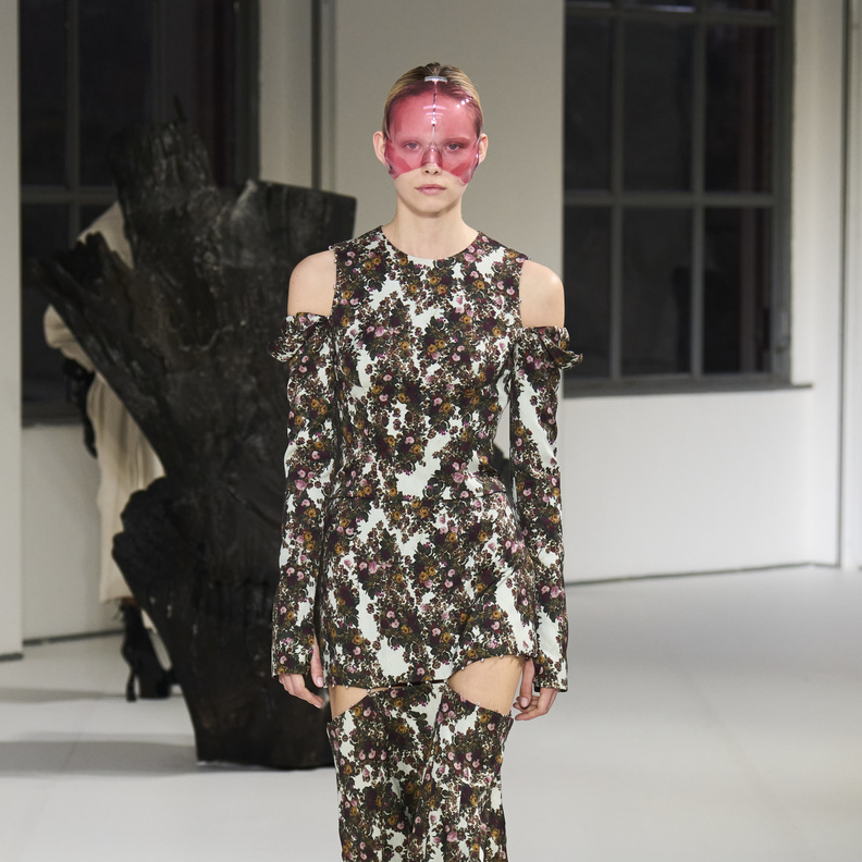 الأكمام المفتوحة عند الأكتاف تمنح إطلالتك الكثير من الأناقة!