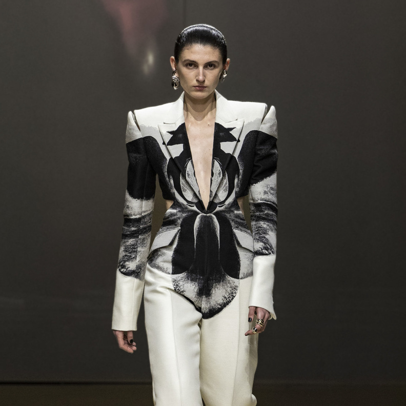 إطلالة الجمبسوت تناسب كل الأذواق..كيف برزت في عروض خريف وشتاء 2023؟