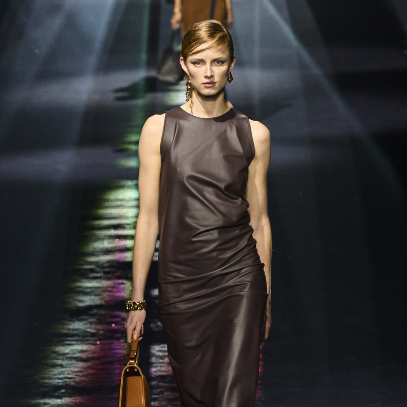 الفستان البني خيار مثالي لإطلالة الشتاء الكلاسيكية بعيداً عن الألوان الأخرى!