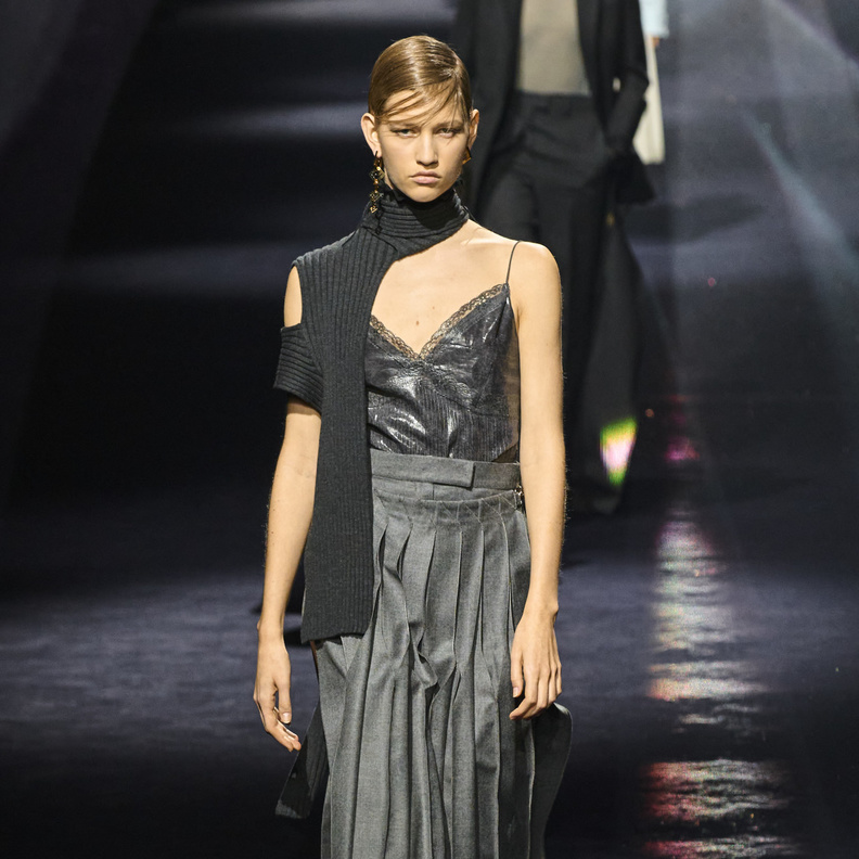  تنسيق التنورة المكسرة في اكثر من إطلالة لخريف 2023