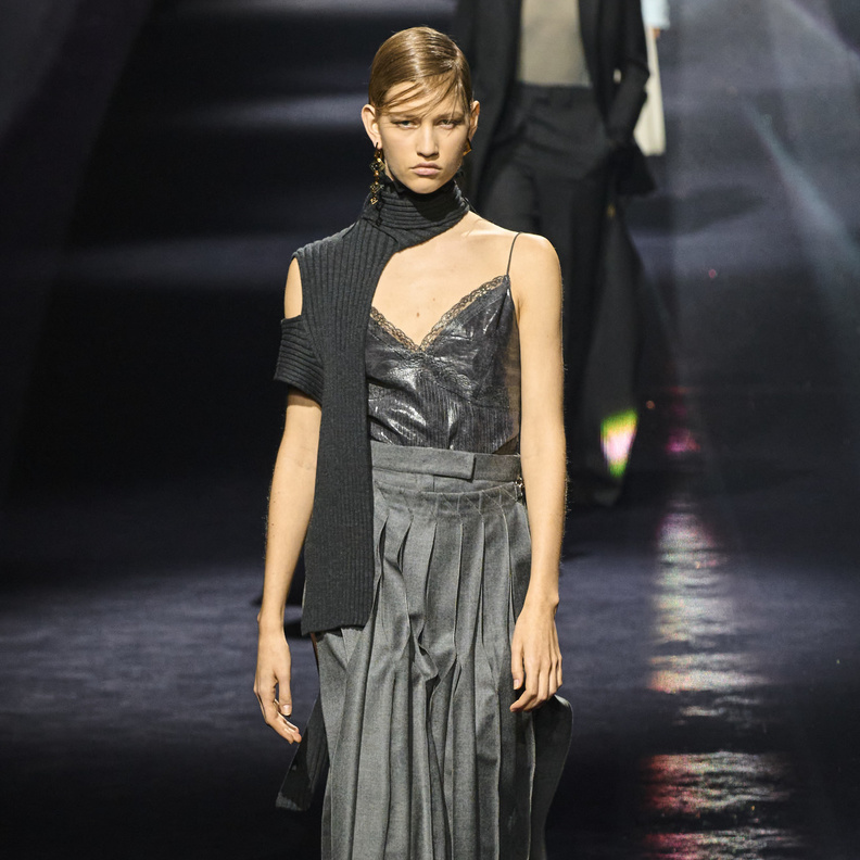 التنورة المكسرة قطعة كلاسيكية وخالدة في عالم الموضة