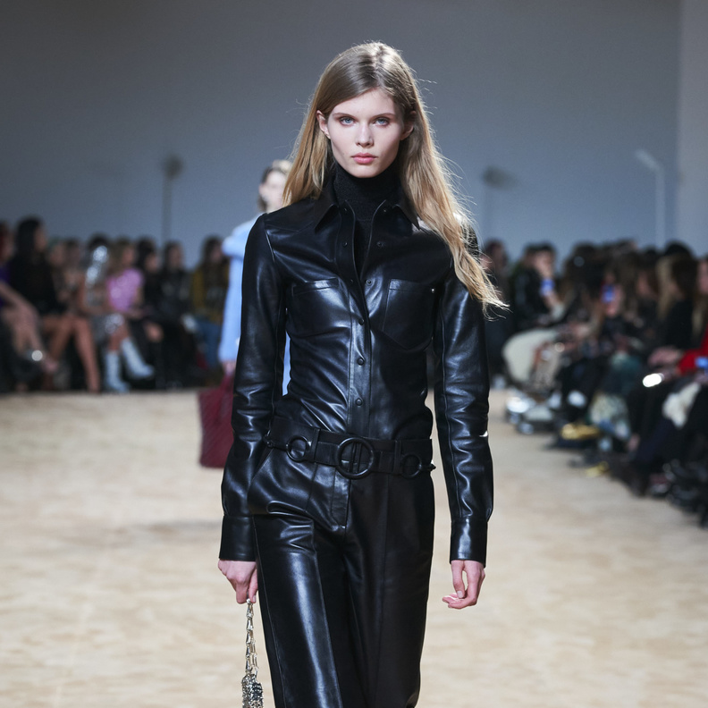  تصاميم الجمبسوت حاضرة في أزياء خريف 2023 وبقوة!