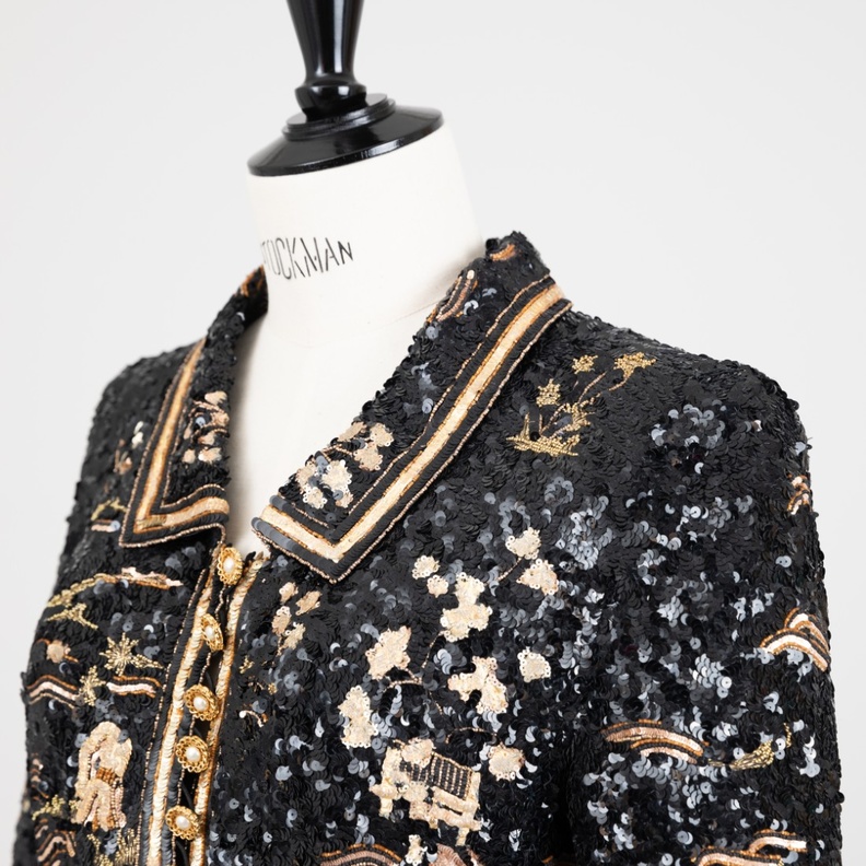 معطف شانيل حقق 312 ألف يورو