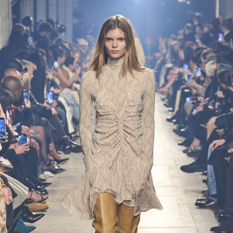 تنسيق الفساتين القصيرة مع الجزمات الصيحة المفضلة لمختلف النساء حول العالم 