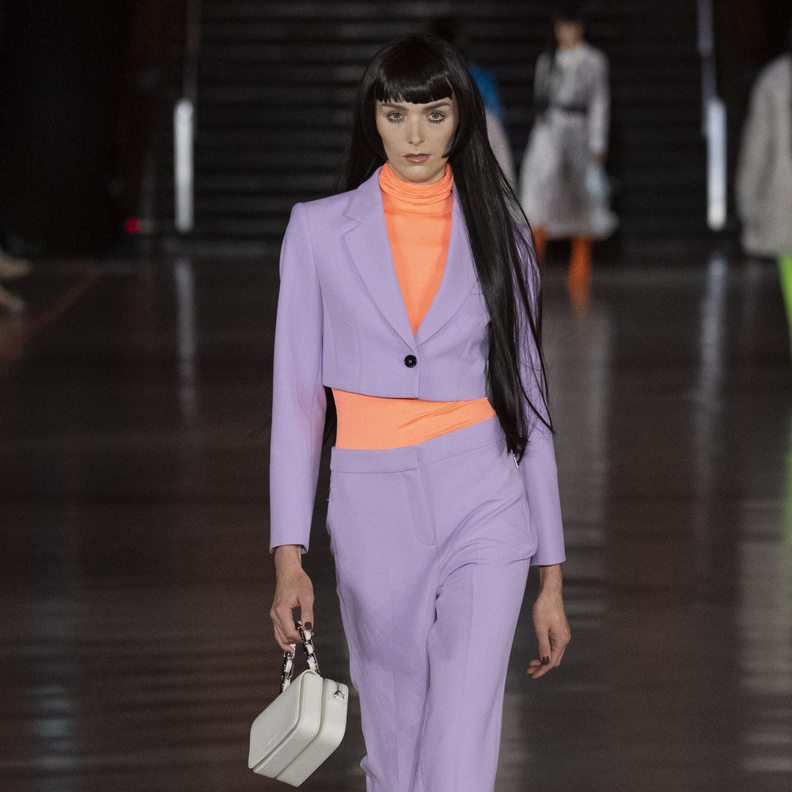 البنطلون البنفسجي الفاتح أبعد ما يكون عن الستايل الكلاسيكي