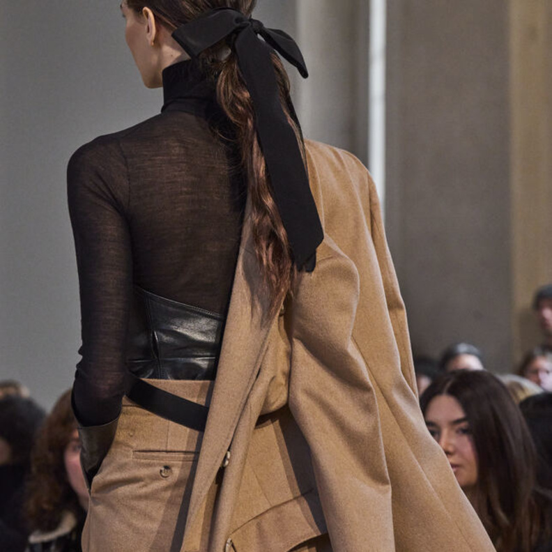 الألوان الترابية تهيمن على موضة الشتاء