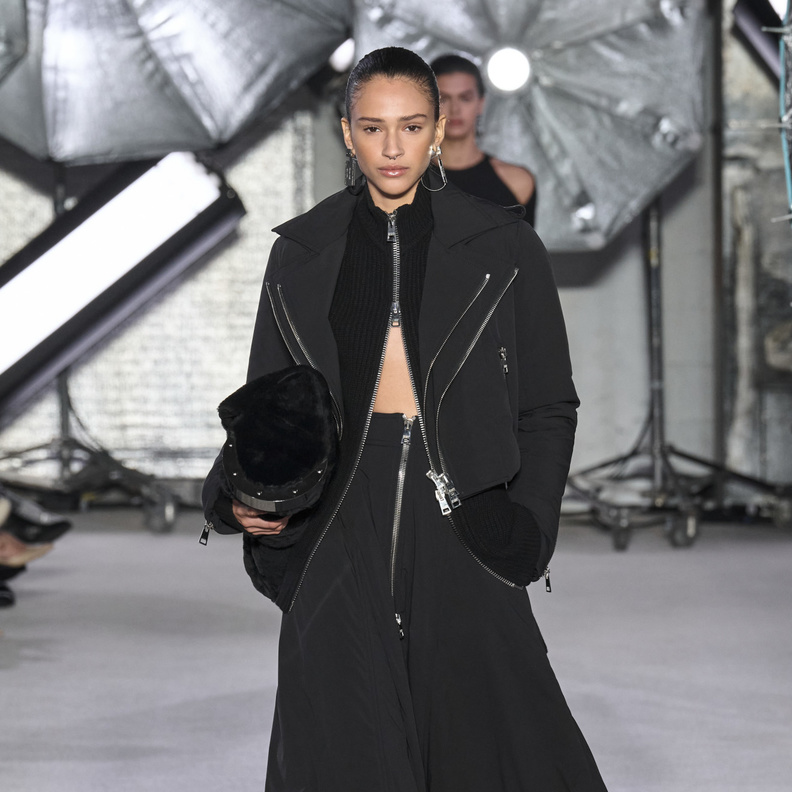 السحابات المعدنية اختراع غيّر وجه الموضة الحديثة وعاد ليكون أبرز صيحات الموضة في خريف 2023