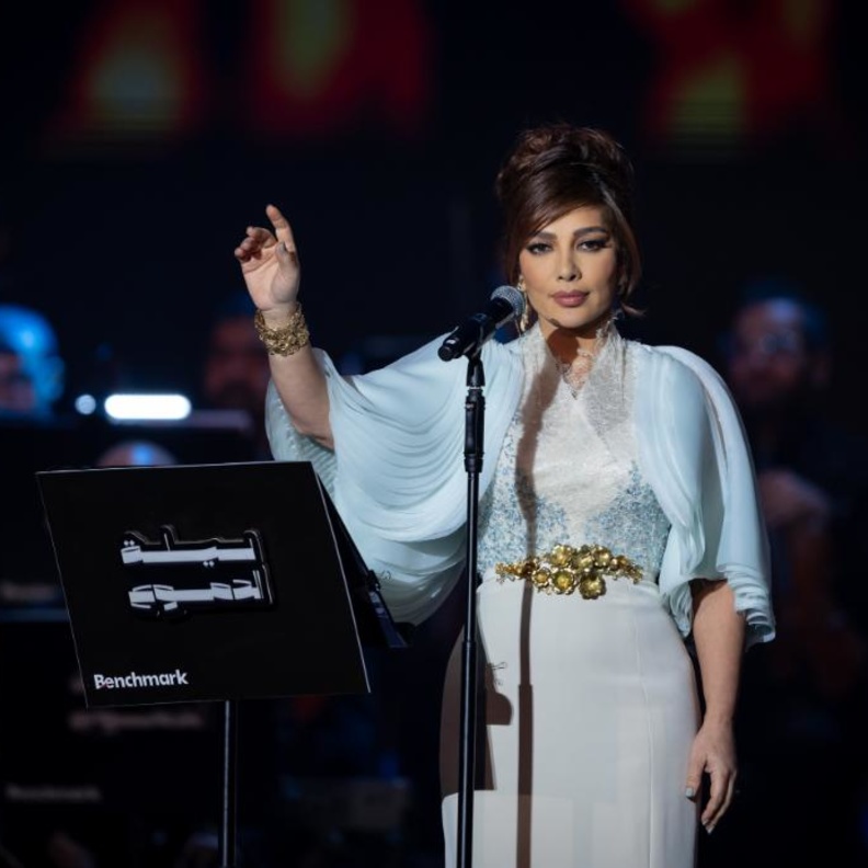 النجمات يبدعن باختياراتهن لإطلالات السهرة بالألوان الحيادية في نهاية الأسبوع ..استلهمي أناقتهن