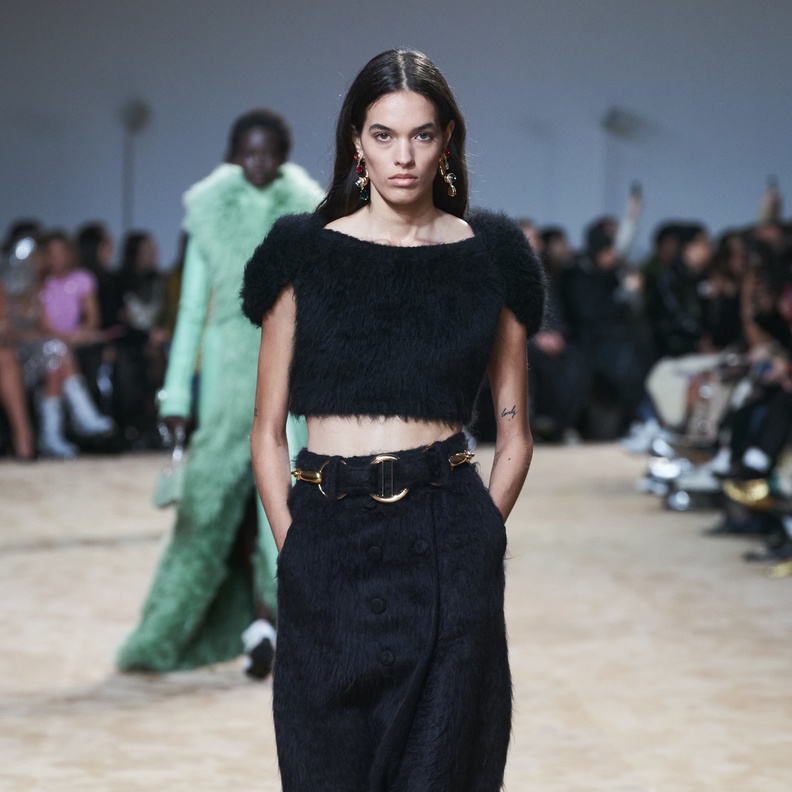 توبات الفرو قطع لا غنى عنها في خزانتك