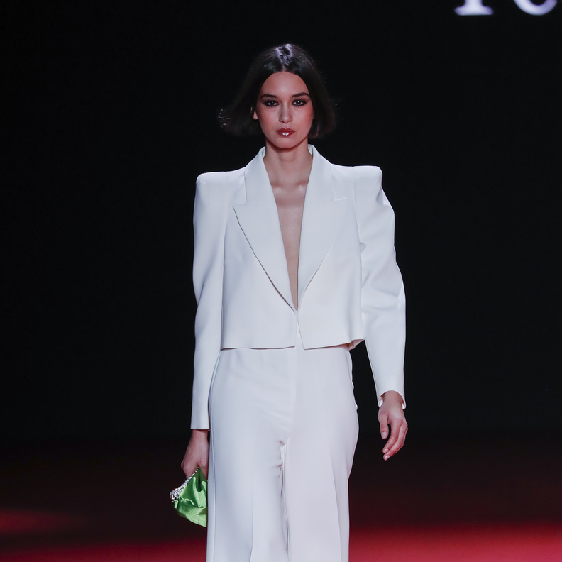 موضة البنطلون الأبيض الواسع والستايل الكلاسيكي