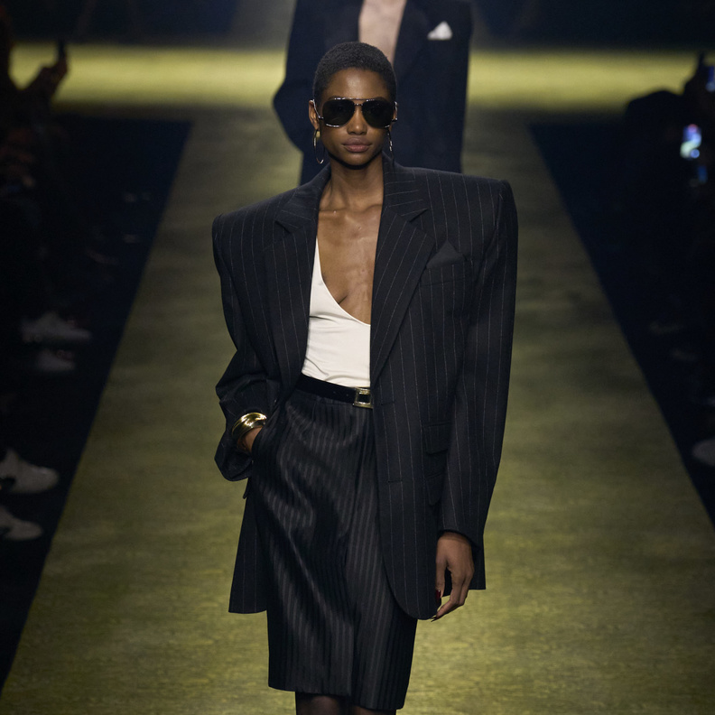 تصميم سان لوران من مجموعة خريف 2023