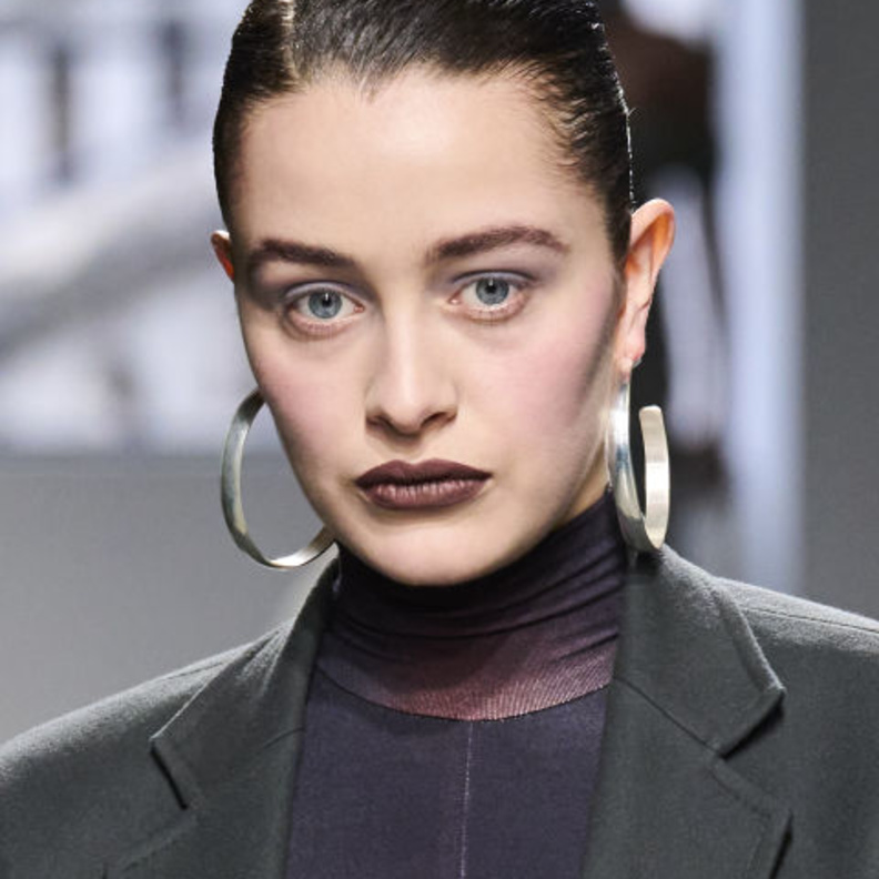 تمتعي بتجربة عطور شتوية فاخرة مع عبوات فنية تحاكي جمال الموسم