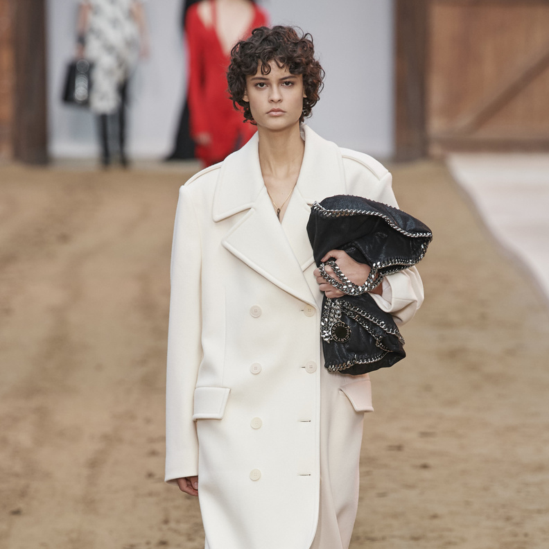 طريقة حملك لحقائب اليد تحدد مدى أناقتك ومواكبتك للموضة