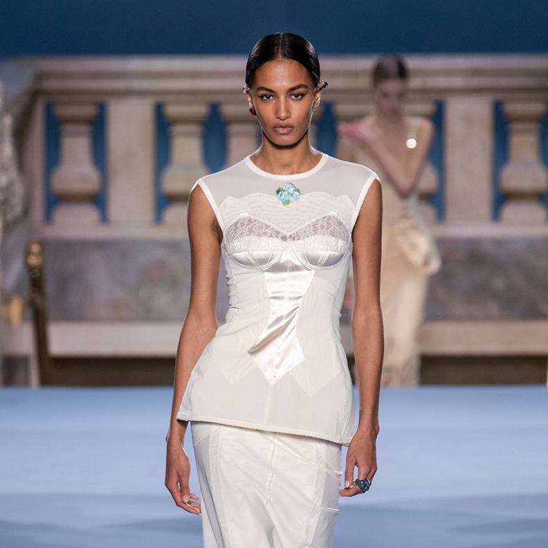 أبرز صيحات الموضة مباشرة من منصات خريف وشتاء 2023