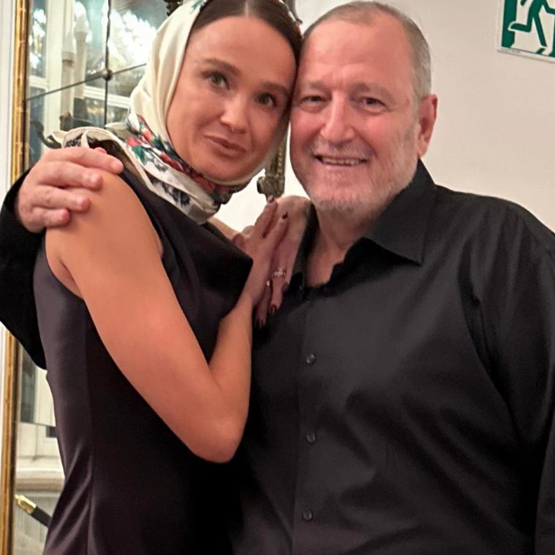 Magda Butrym مع مدير تحرير مجلة هي عدنان الكاتب