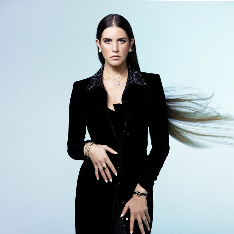 فرح الديباني نجمة عدد نوفمبر من "هي".. أنادي بالمحبة والسلام والعالم بحاجة إلى بناء الجسور 