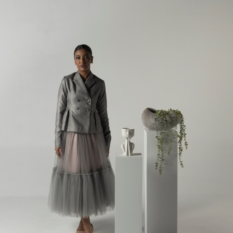 مصممة الأزياء أمجاد علي عكفي لـ"هي": الاهتمام بهذا القطاع شجّع في ظهور التمييز والإبداع في الأزياء السعودية