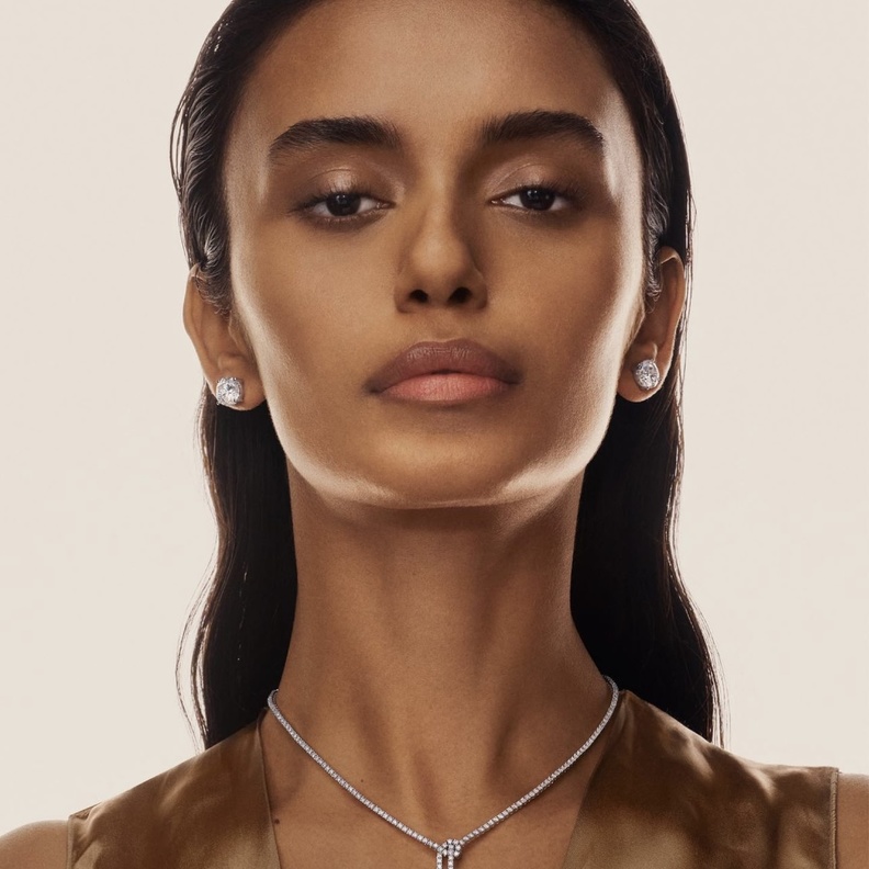 أقراط ألماس لافتة للسيدة التي تهوى الإطلالات الناعمة والفاخرة