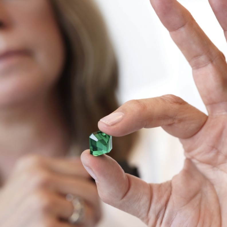 تيفاني آند كو تقدم قطع مجوهرات نادرة..من الماس الوردي الفريد إلى الماس الأصفر الزاهي الفاخر وزمرد تيفاني موزو النادر