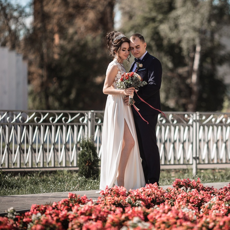 حيل لتنسيق طلّة عروس متناغمة مع مظهر العريس في حفل الزفاف