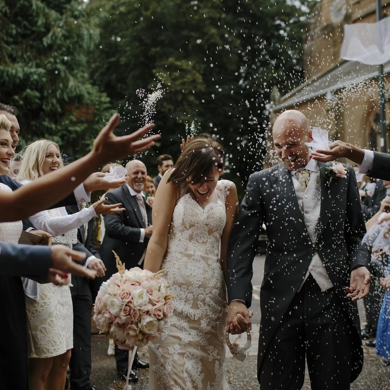 ما هي أصول عادة رمي باقة الزهور في حفلات الزفاف؟