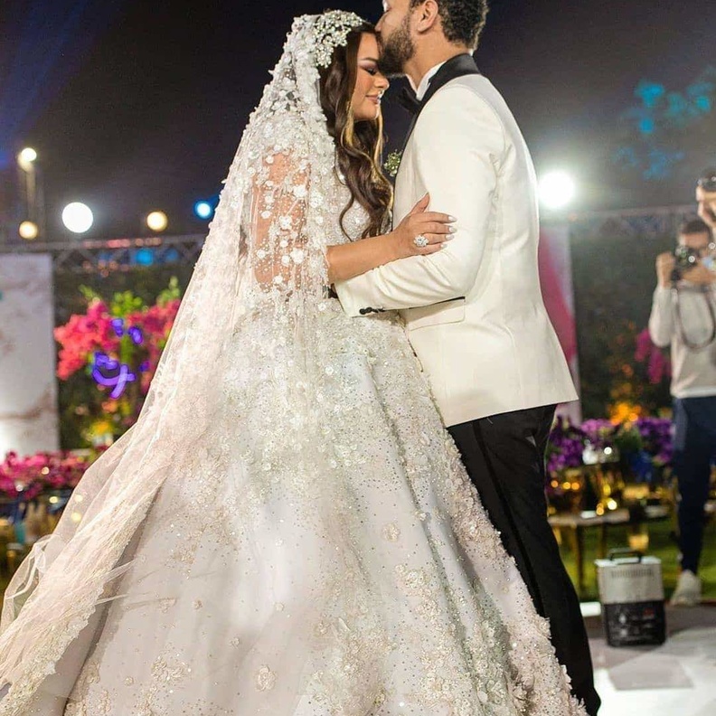 لقطة رومانسية لهنادي مهنا واحمد خالد صالح خلال حفل زفافهما